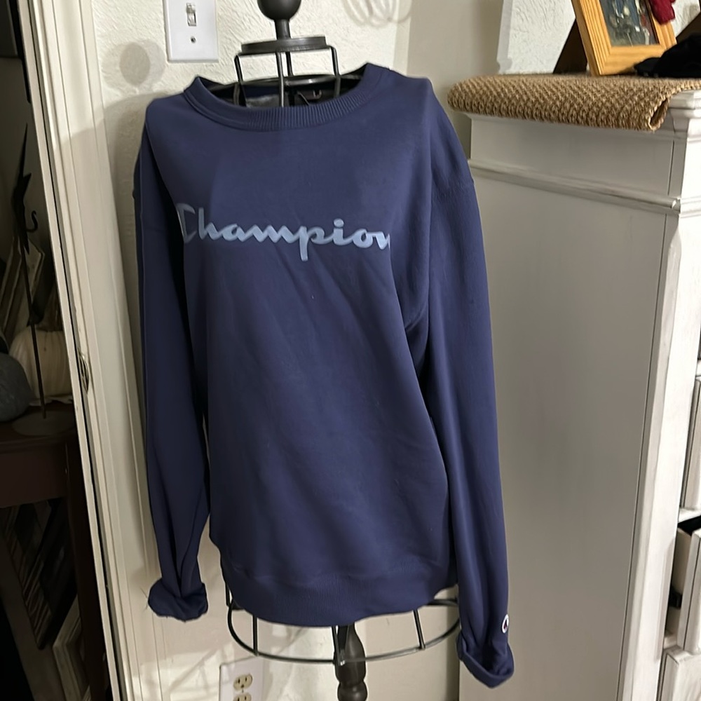 It’s a medium champion sweatshirt. Excellent condition. Wore once.